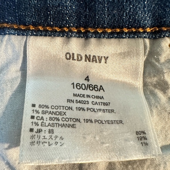 Old Navy Distressed Boyfriend Denim Shorts | Size 4 | Trendy and Comfortable - Picture 7 of 8